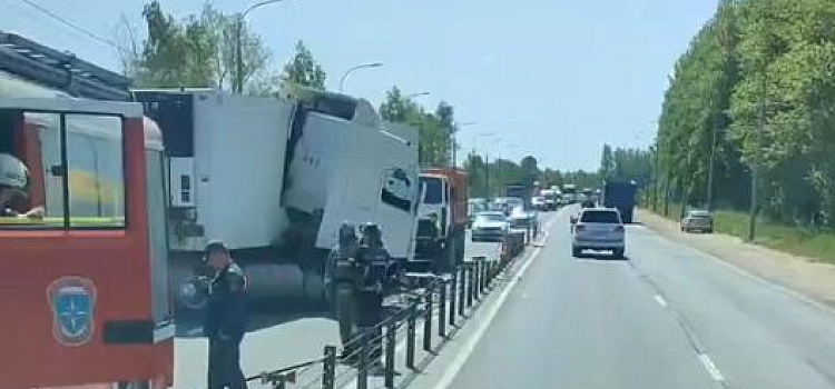 В Ярославле из-за ДТП у Суринского путепровода образовалась огромная пробка_243583