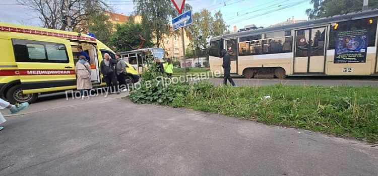 Разбил стекло в трамвае головой туриста: ярославские полицейские задержали мужчину, устроившего драку в транспорте