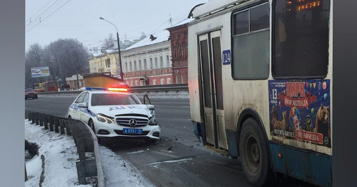 В Ярославле машина ДПС врезалась в троллейбус