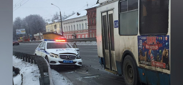 В Ярославле машина ДПС врезалась в троллейбус