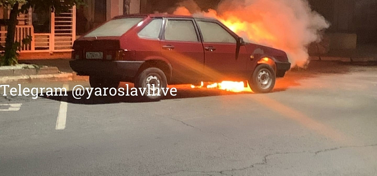 В центре Ярославля загорелся автомобиль_219643