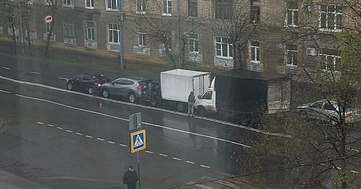 В Рыбинске столкнулись сразу четыре автомобиля. Подробности ДТП
