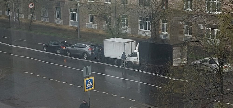 В Рыбинске столкнулись сразу четыре автомобиля. Подробности ДТП