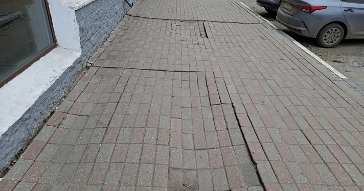 Ярославцев напугали проседающие асфальт и плитка на улице Депутатской