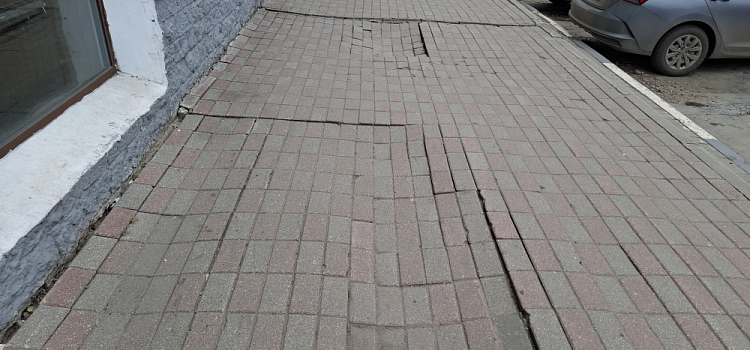 Ярославцев напугали проседающие асфальт и плитка на улице Депутатской