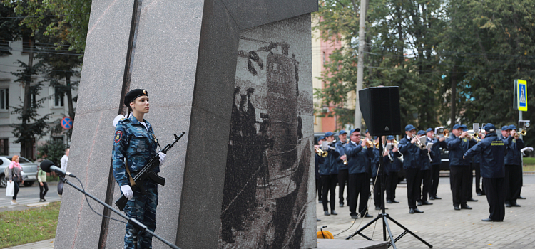 В сквере на улице Чайковского открыли памятник с коллажами из семи тысяч фотографий, собранных ярославцами_250559