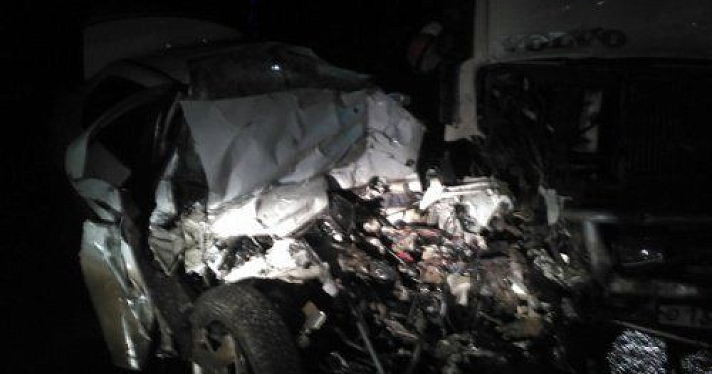 В Ярославском районе легковой автомобиль разбился всмятку после столкновения с грузовиком 
