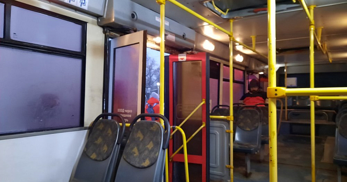 «Налетели с кулаками!»: в Ярославле мужчину, не оплатившего проезд, выгнали из автобуса