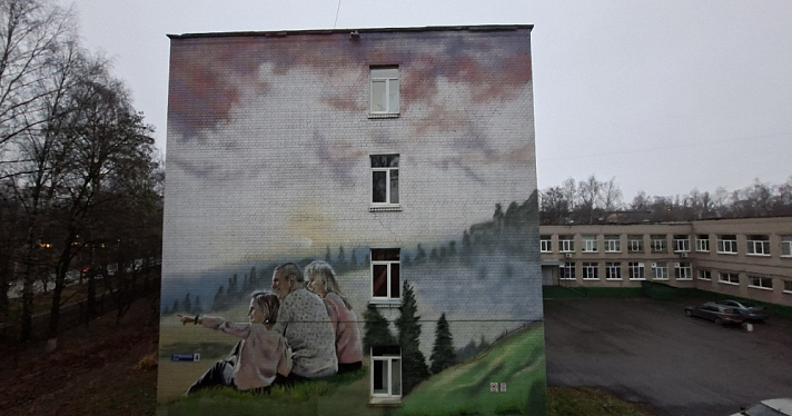 В Дзержинском районе Ярославля раскрасили стену школы