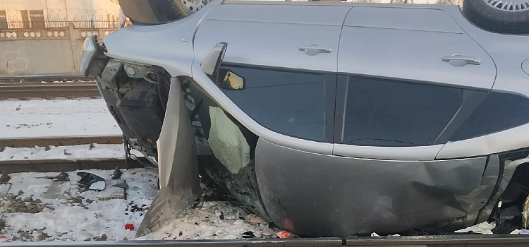 Фото дня. В Ярославле на железнодорожных путях «лежала» разбитая Lada Granta_169623