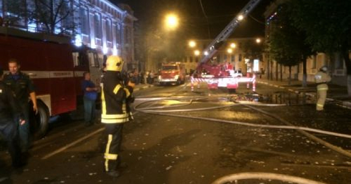 Ночью на улице Андропова загорелся жилой дом (видео)