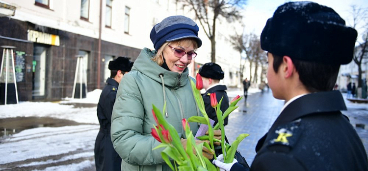 Вирусологи рассказали, можно ли заразиться коронавирусом через цветы 8 марта