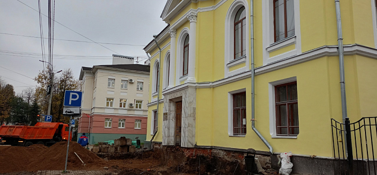 Ярославский Дворец бракосочетания постепенно меняет свой экстерьер
