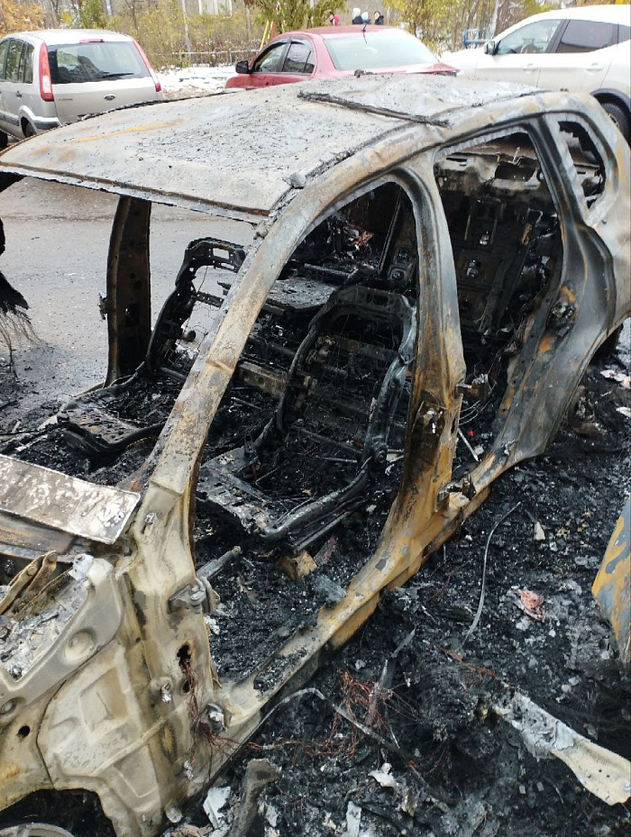 Расплавились даже балконы: в брагинском дворе в Ярославле сгорели пять автомобилей