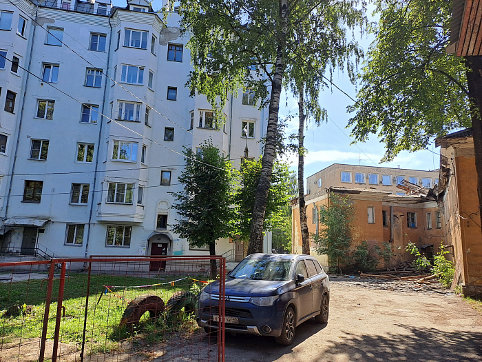 Когда-то он был украшением квартала: в Ярославле сносят дом послевоенной постройки