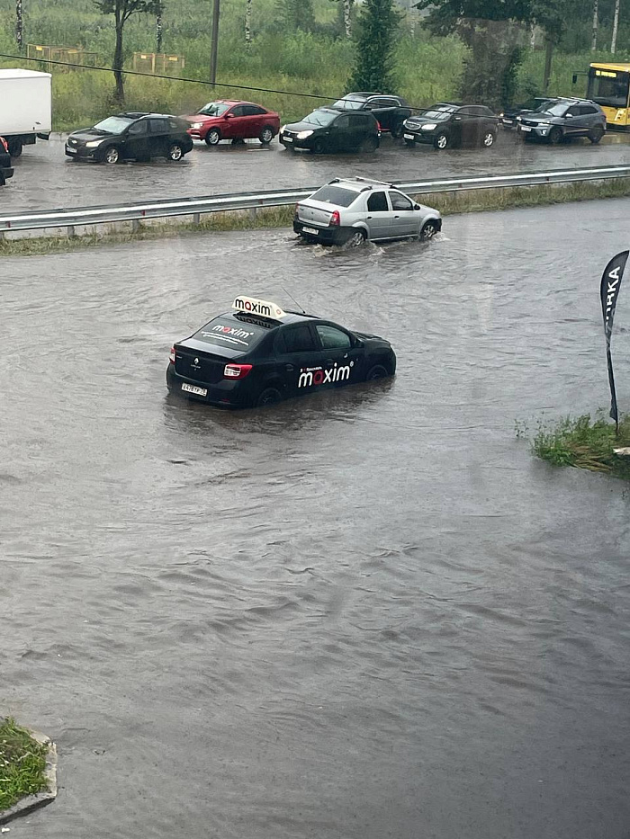 Ярославль ушёл под воду: городской потоп в фотографиях и мемах