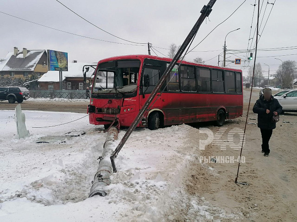 Кондуктор вылетела через лобовой стекло: в Рыбинске произошло ДТП с автобусом