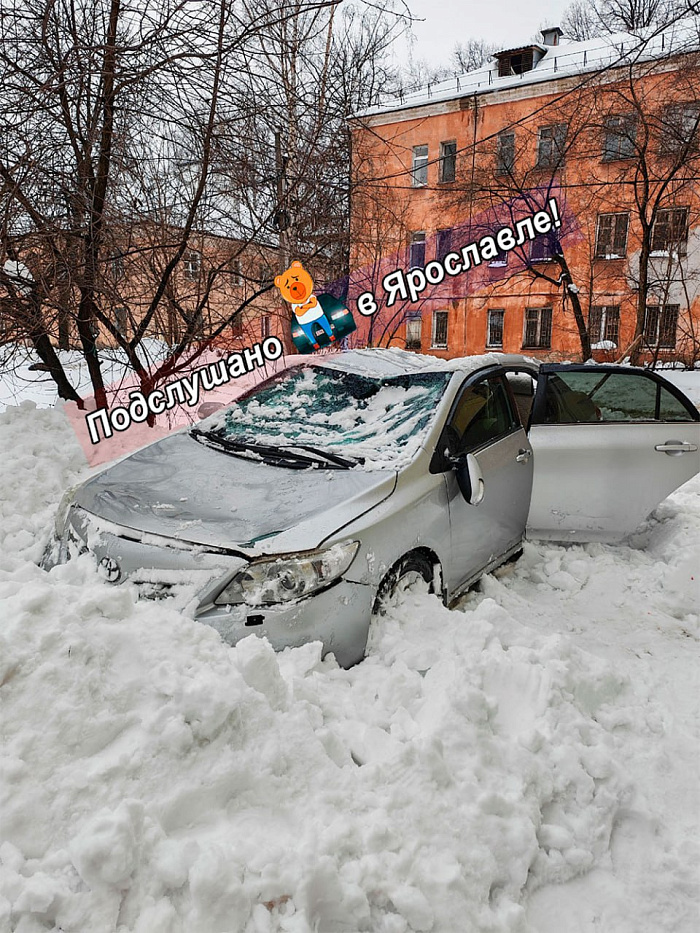 В посёлке под Ярославлем снежная глыба рухнула на автомобиль с ребёнком