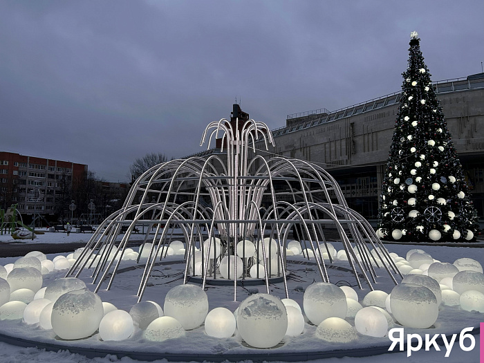 Подарок к Новому году: площадь Юности в Ярославле украсил световой фонтан