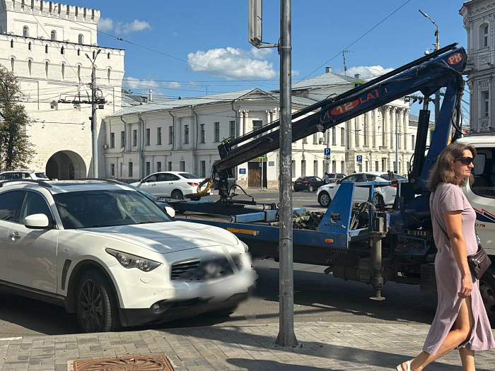 Очевидцы: в центре Ярославля эвакуируют неправильно припаркованные автомобили