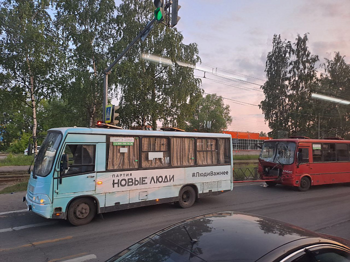 В Дзержинском районе Ярославля столкнулись байкер и таксист