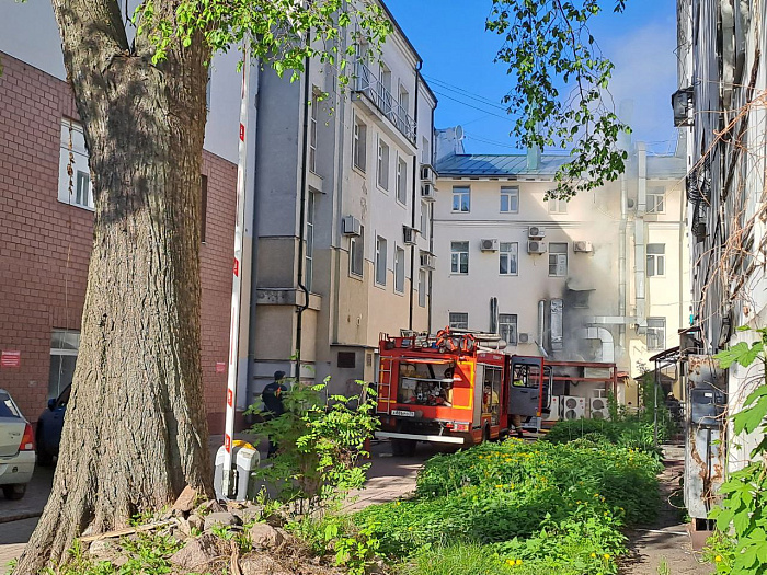 В центре Ярославля из-за пожара эвакуировали офисы и известный ресторан