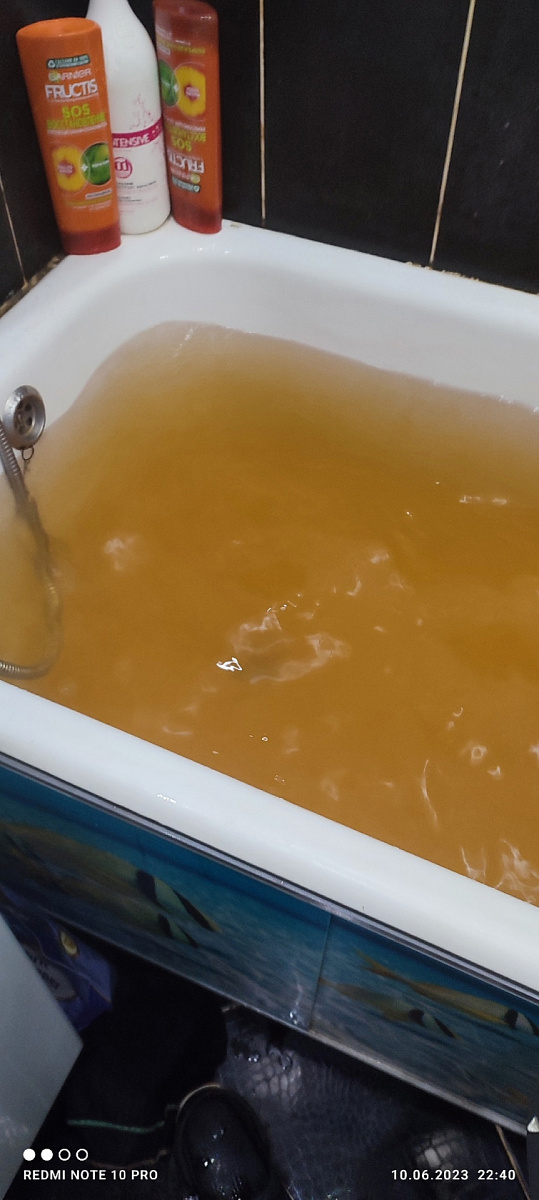 «Что-то страшно»: жители Дзержинского района Ярославля массово жалуются на качество горячей воды