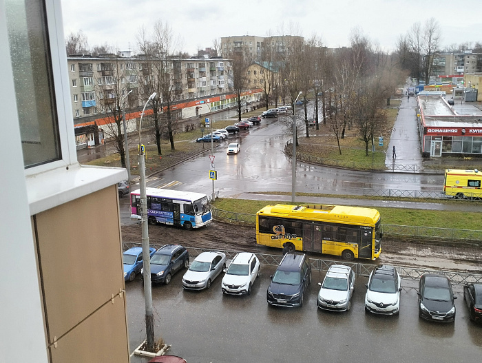 «Япоросенок»: в Ярославле желтый автобус увяз в грязи на месте демонтированной трамвайной линии