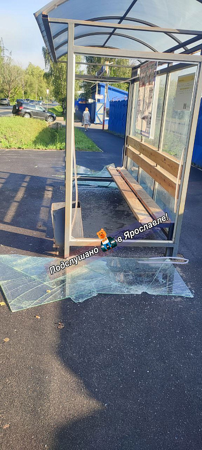 В Ярославле рабочий случайно разбил новую «умную» остановку