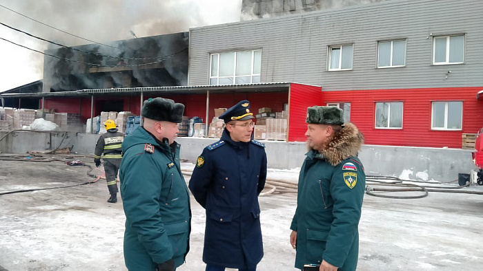 В Ярославле в промзоне горит здание