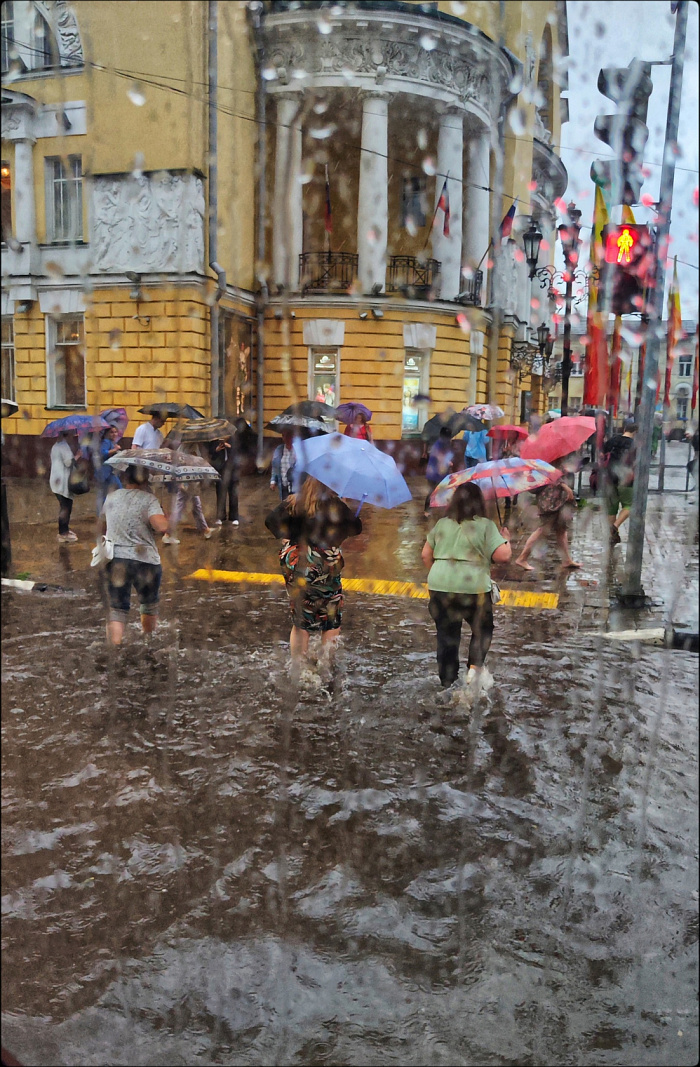 «Причал Ярославль Главный»: вечерний ливень превратил город в полноводную реку