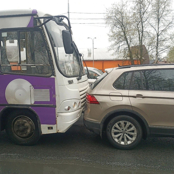 В Ярославле трактор на перекрестке протаранил две легковушки