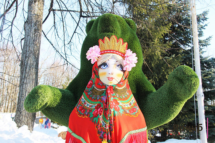 Две сотни кукол выстроились в парке: ТОП-10 работ с масленичной выставки в Ярославле