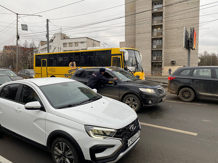 Люди идут пешком: проспект Фрунзе в Ярославле встал в огромные пробки