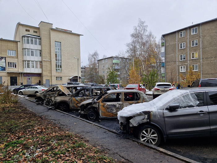 Расплавились даже балконы: в брагинском дворе в Ярославле сгорели пять автомобилей