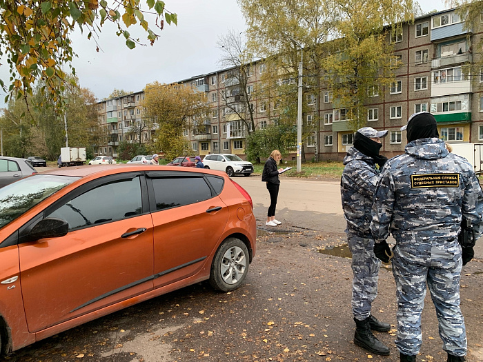 В Ярославле эвакуировали машины посетителей Дзержинского рынка