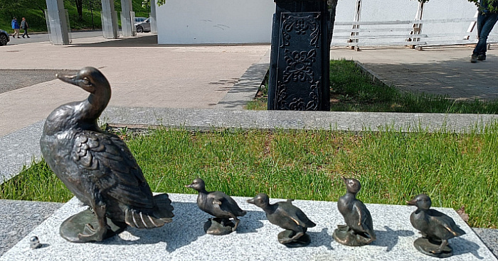 В Ярославле у речного вокзала пропала скульптура утиного семейства