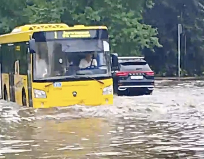 Ярославль ушёл под воду: городской потоп в фотографиях и мемах