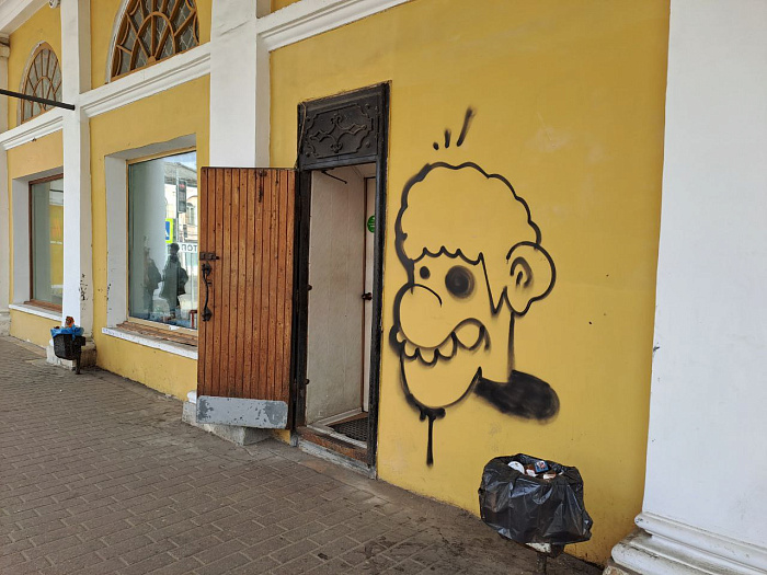 Ярославские полицейские поймали с поличным молодых художников, разрисовывающих стену здания в центре города
