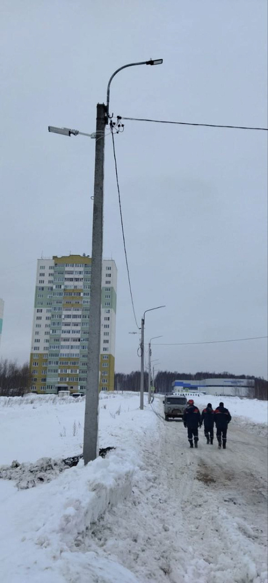 В Ярославле фонарный столб рухнул на дорогу