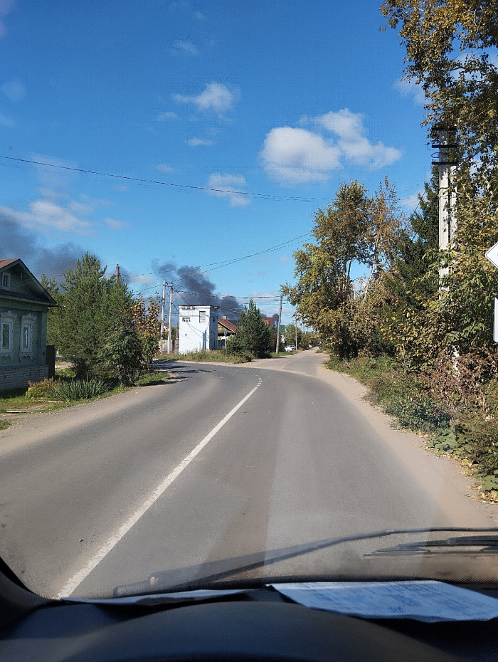 В Ростове Великом горит склад с запчастями