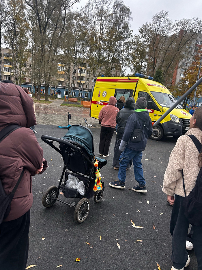 «Прохожие дали куртки, укрыли»: в Ярославле девочка упала с карусели в парке 30-летия Победы
