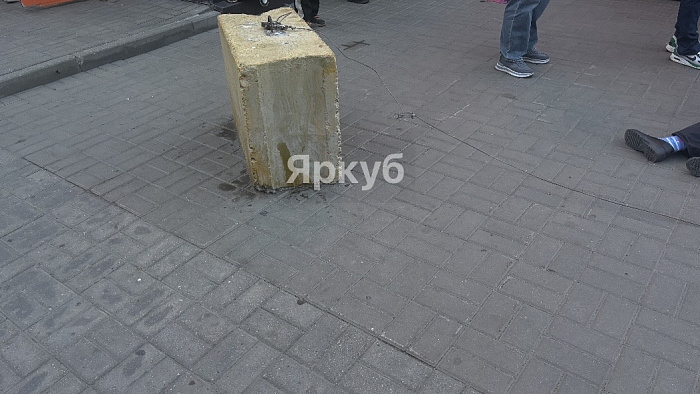 «Фиг его усмотришь!»: в Ярославле пенсионерка получила серьёзные травмы, запнувшись о «невидимый» трос