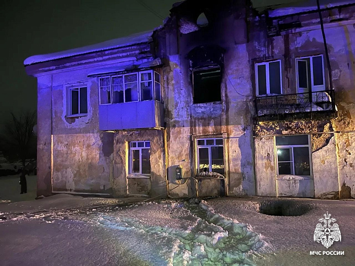 В Ярославле пожарные спасли троих человек из горящего дома на Новодуховской