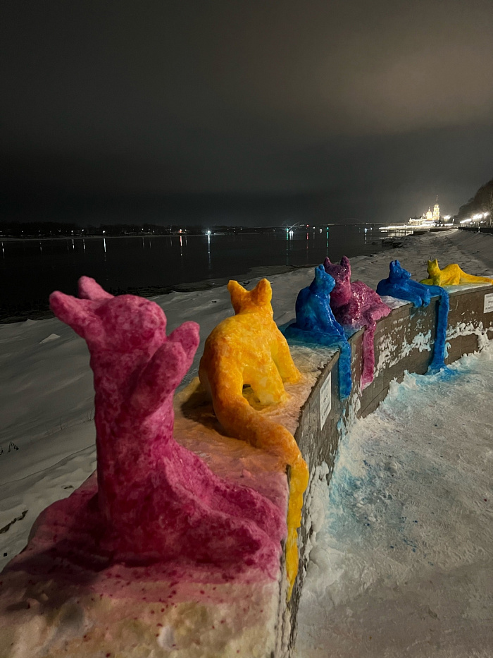 В Рыбинске поселились разноцветные коты из снега