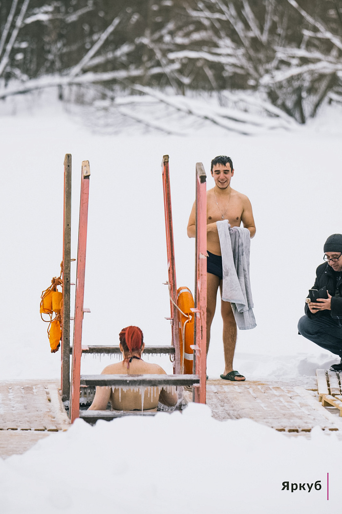 Фоторепортаж, который многим даже смотреть холодно. В Ярославле продолжаются крещенские купания