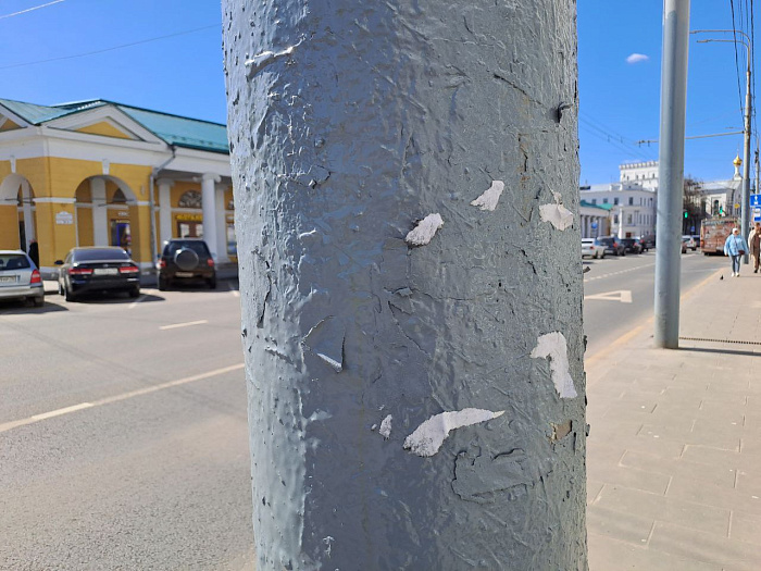 В Ярославле расклейщики объявлений испортили листовками отремонтированные столбы