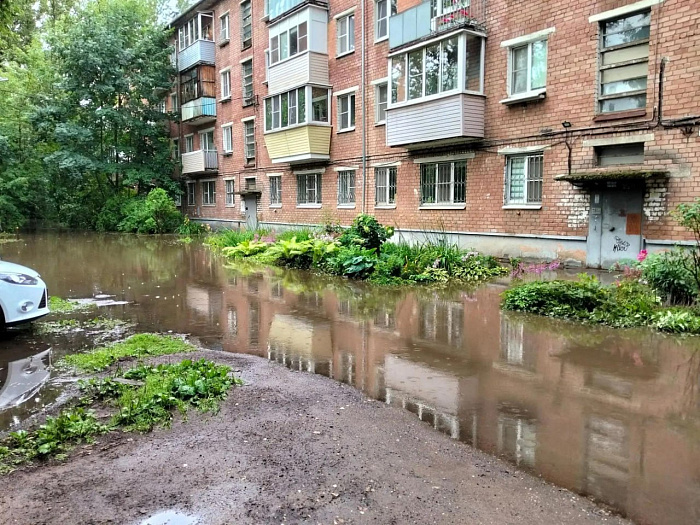 Ярославль ушёл под воду: городской потоп в фотографиях и мемах