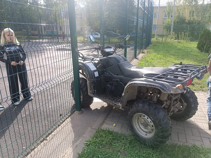 Ездили по тротуарам и детским площадкам: неравнодушные ярославцы задержали подростков на квадроцикле