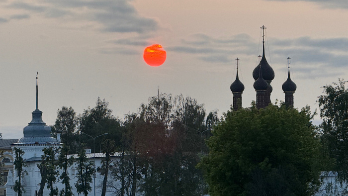 Ярославцы делятся фото «клубничной» луны — над городом взошло редкое небесное явление